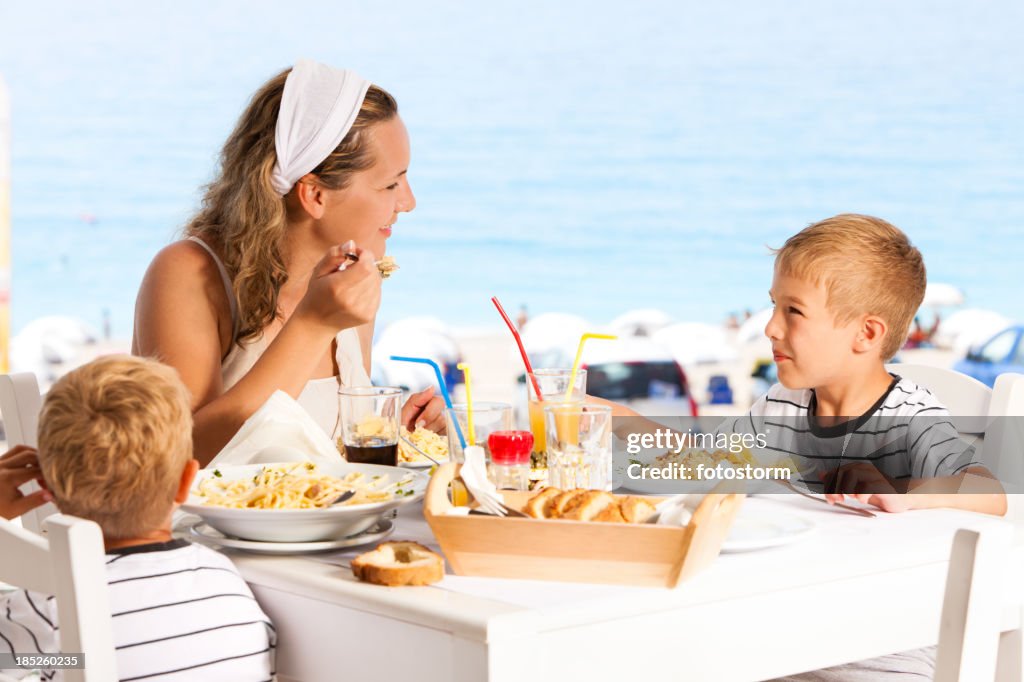 Famiglia avendo pranzo in ristorante