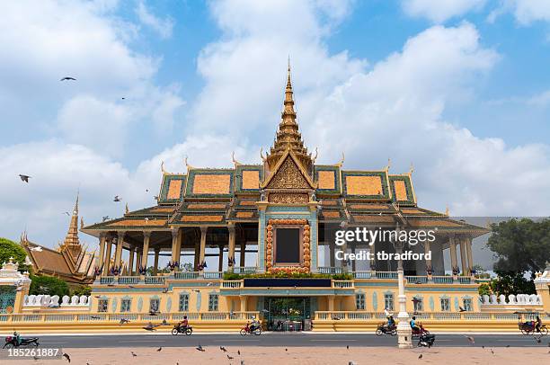 the royal palace and silver pagoda in phnom penh, cambodia - phnom penh stock pictures, royalty-free photos & images