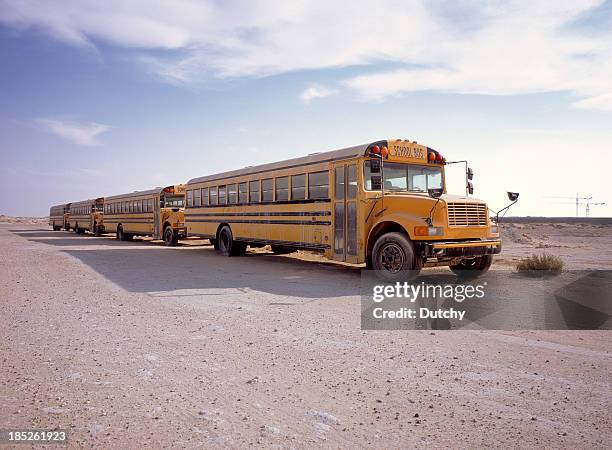 desechar escuela autobuses que estacione en el desierto. - bus-out-of-service fotografías e imágenes de stock