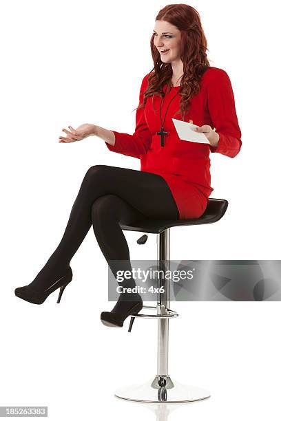 belle femme assise sur tabouret - tabouret photos et images de collection