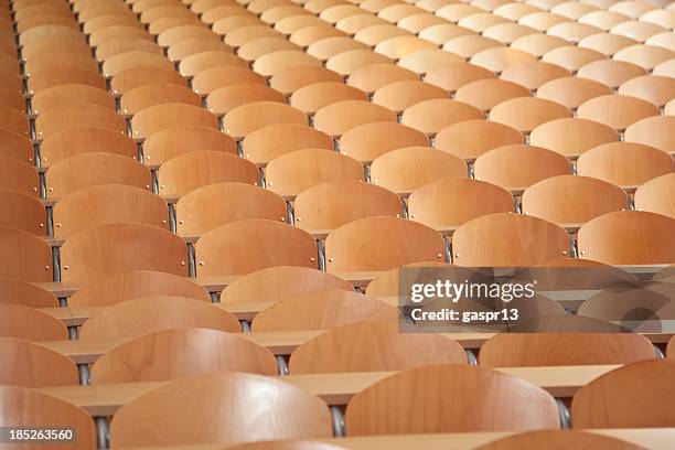 große leere klassenzimmer - theatersaal stock-fotos und bilder