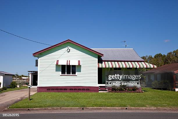 etwas altes haus mit klarem blauem himmel - suburbs australia stock-fotos und bilder