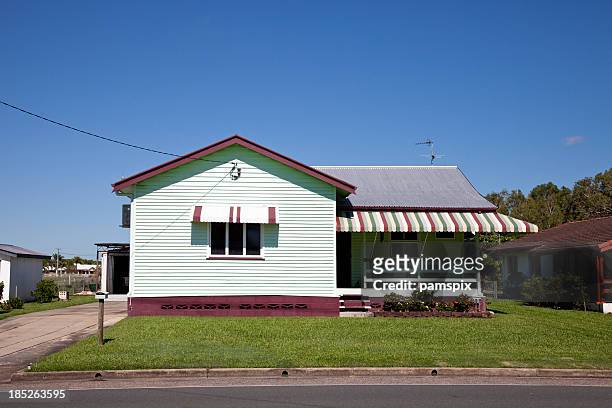 little antigua casa con cielo azul - front house fotografías e imágenes de stock