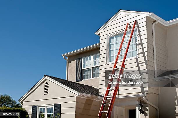 cape cod estilo casa con escalera - revestimiento de paredes fotografías e imágenes de stock