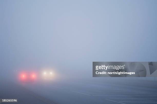 autos fahren in dichtem nebel - nebel stock-fotos und bilder