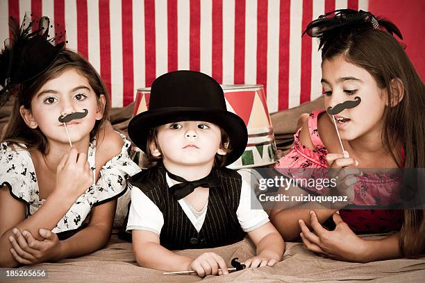 süße zirkusdirektor mit assistenten - zirkus kinder stock-fotos und bilder