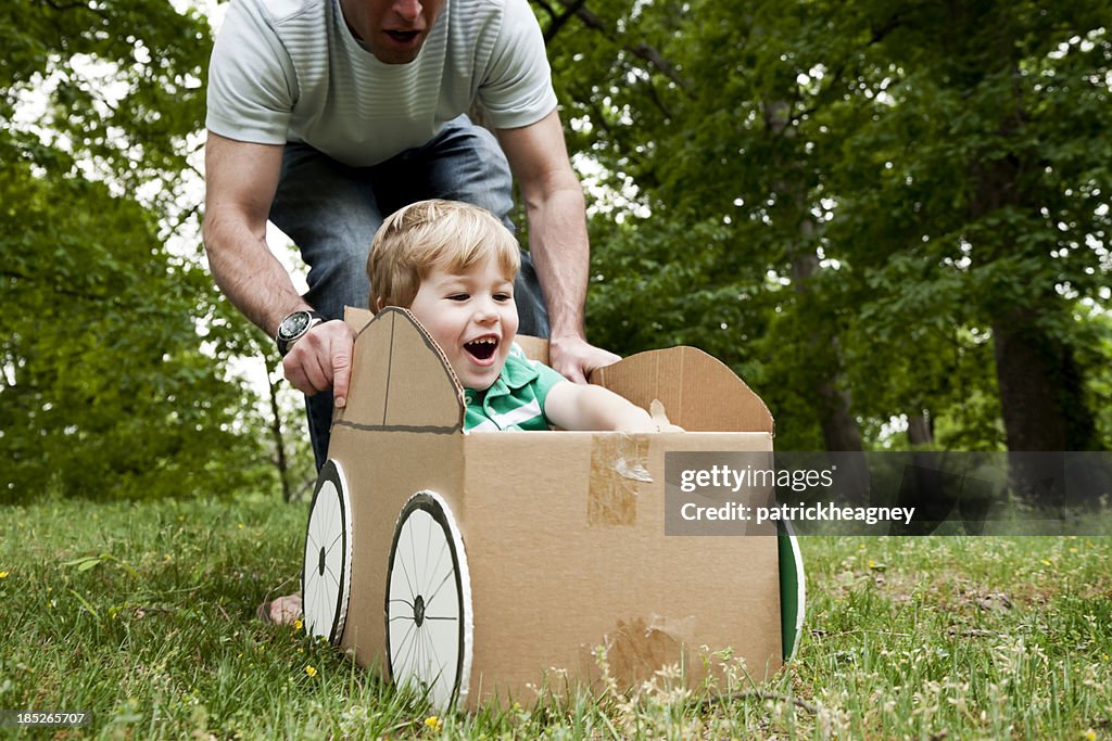 父と息子に注がれて段ボールの箱を草