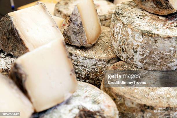 queso tomme de saboya - savoie fotografías e imágenes de stock