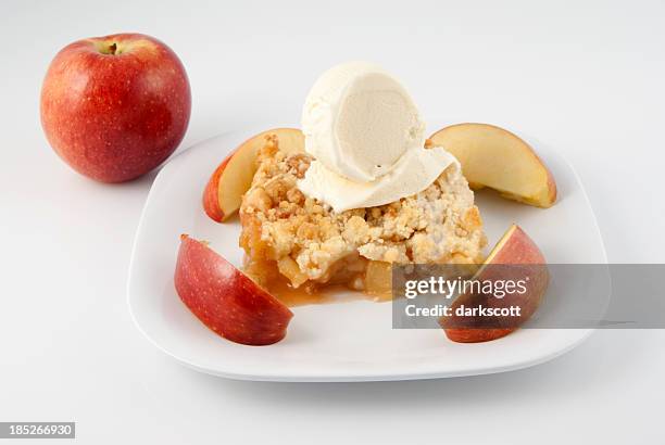 apple crisp ice cream dessert - kruimeltaart nagerecht stockfoto's en -beelden