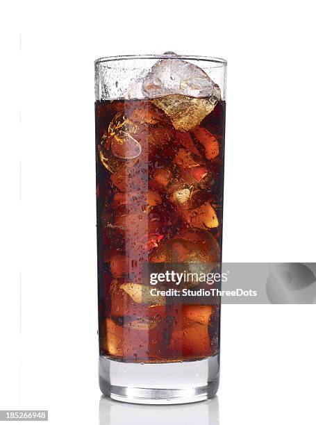 glass of cola with ice - cola stockfoto's en -beelden