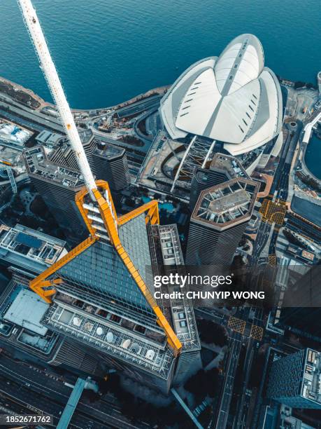hong kong vista do drone com o horizonte da cidade de arranha-céus lotados. - centro de convenção e exposição de hong kong - fotografias e filmes do acervo