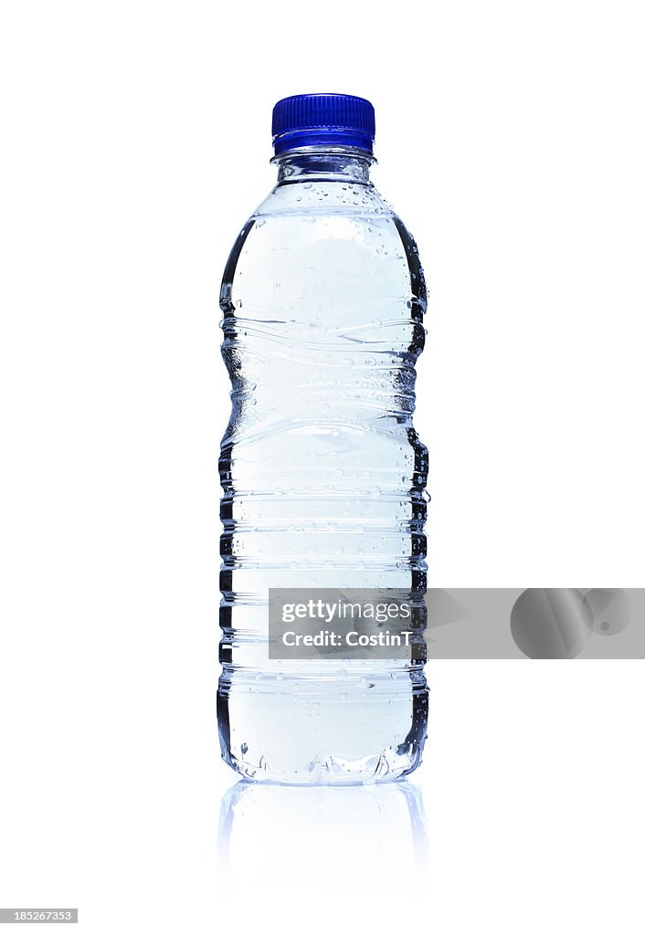 Leuchtendes Kunststoff-Flasche Wasser. Isoliert auf weiß.