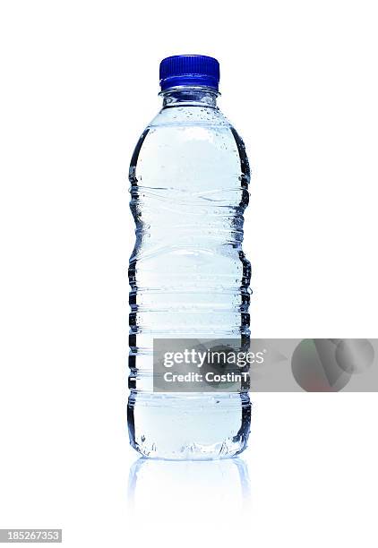 fondo con botella de agua de plástico. aislado en blanco. - botella fotografías e imágenes de stock