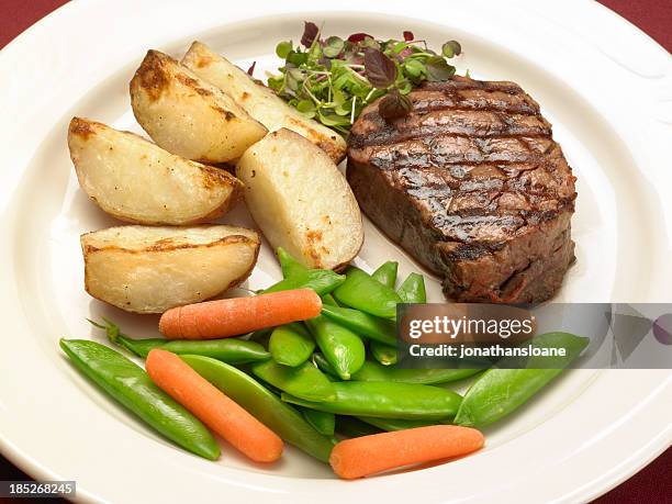 fillet steak close-up on plate - seared stockfoto's en -beelden