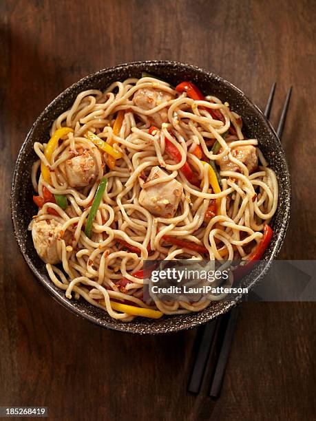 kung pao chicken - aziatische-noedels stockfoto's en -beelden