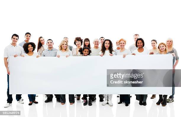 grande gruppo di gente felice che tiene una grande lavagna bianca. - striscione segnale foto e immagini stock