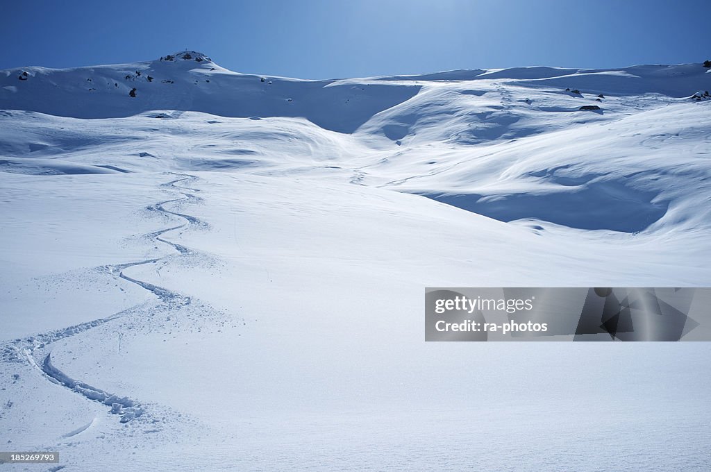Faixas de esqui neve em Pó