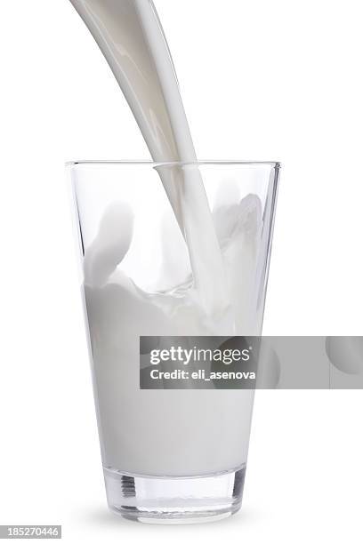 servindo o leite em um vidro - milk pour - fotografias e filmes do acervo