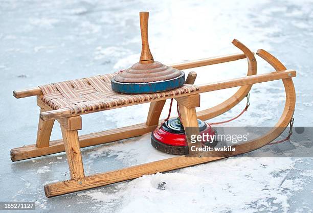 curling und kutsche skid auf-oberfläche - curling stock-fotos und bilder
