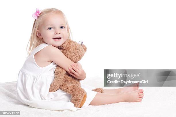 glückliches kleines mädchen im weißen kleid umarmen jagdtrophäe - kind ca 3 jahre freigestellt stock-fotos und bilder