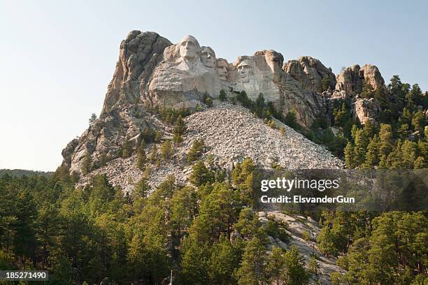 mount rushmore national monument - giant stone heads stock pictures, royalty-free photos & images