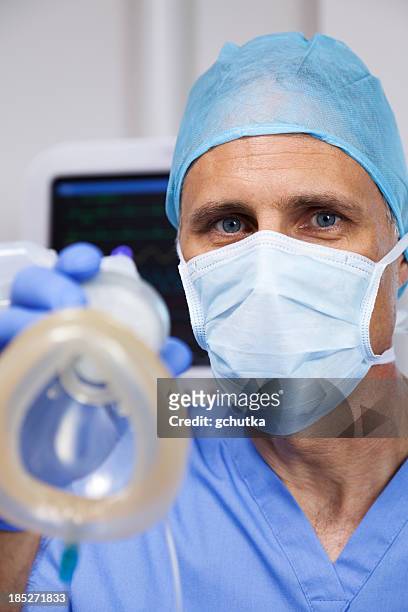 anesthesiologist in operationssaal - gchutka stock-fotos und bilder