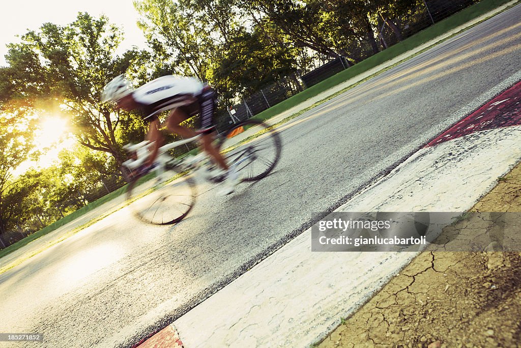 Ciclista em um circuito