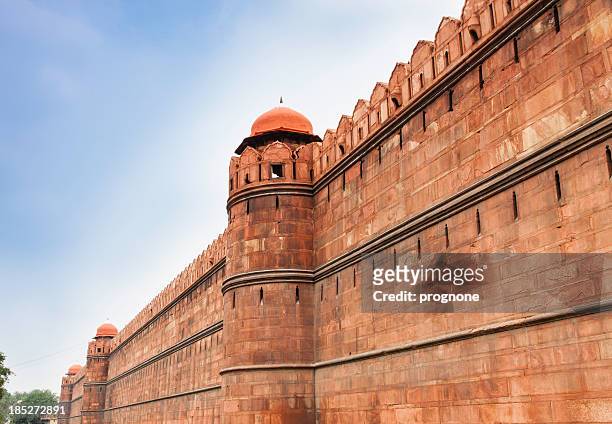 walls surrounding the red fort, delhi - chandni chowk stockfoto's en -beelden