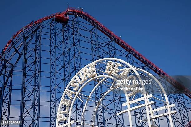 blackpool pleasure beach rollercoaster - blackpool-lancashire stockfoto's en -beelden