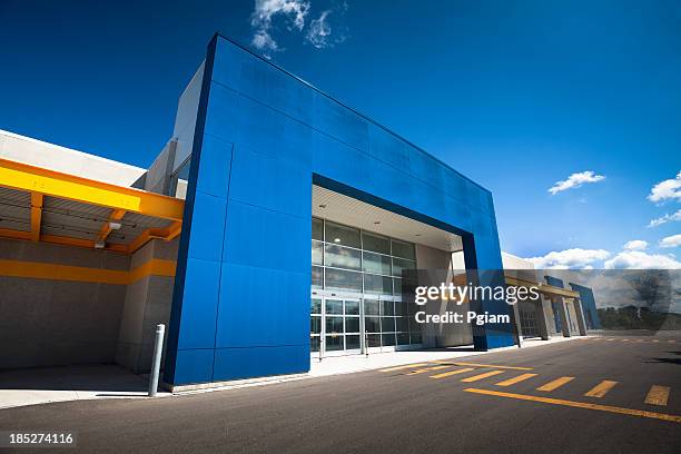 retail store with blank sign - megawinkel stockfoto's en -beelden