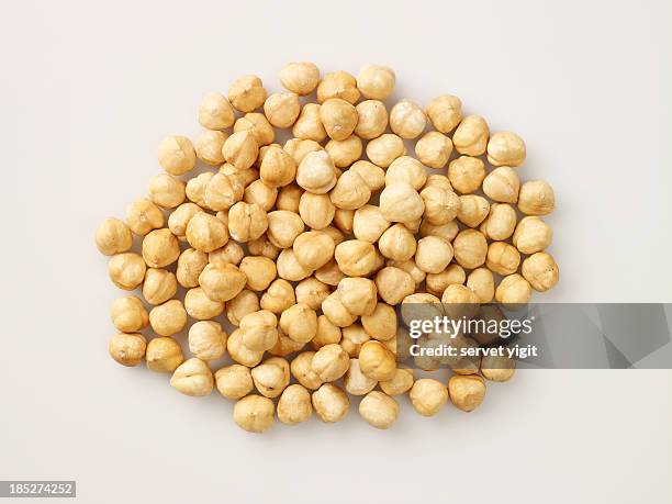 roasted hazelnuts - hazelaar stockfoto's en -beelden