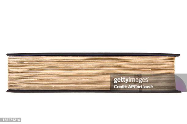 edge vista del vecchio libro rilegato con circa con le pagine - libro rilegato foto e immagini stock