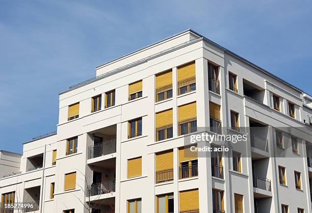 modern apartment house with yellow jalousies - townhouse 個照片及圖片檔