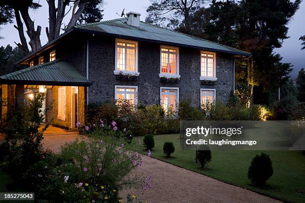 old stone house - colonial style stockfoto's en -beelden