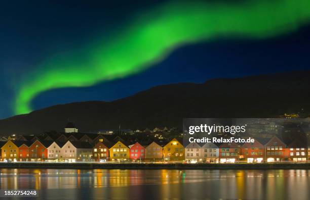 maestosa aurora boreale verde sopra il quartiere storico della città di bergen - bergen foto e immagini stock