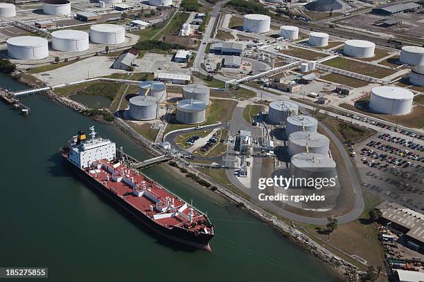 vista aérea del petróleo crudo petrolero y depósitos de almacenamiento - tanker fotografías e imágenes de stock