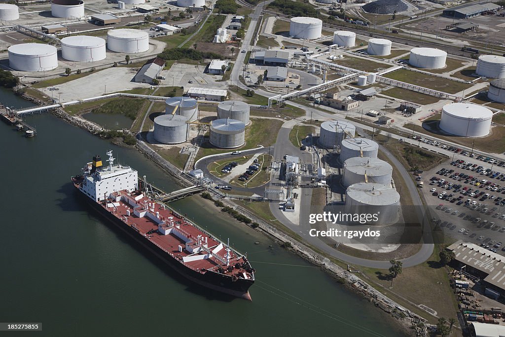 Vue aérienne du pétrolier de stockage de pétrole brut et réservoirs