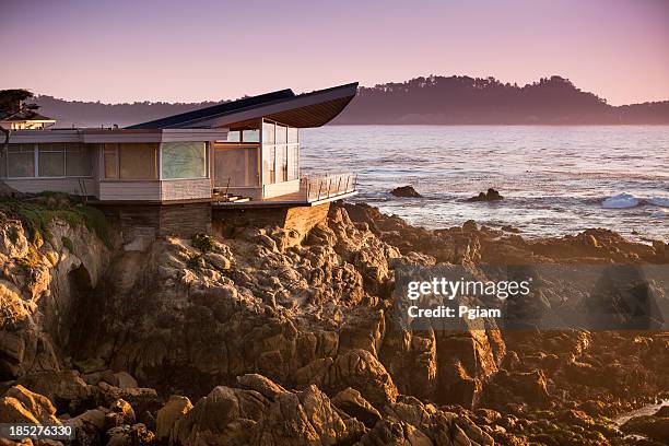 luxury home overlooks the big sur, coastline and sea - city of monterey californië stockfoto's en -beelden