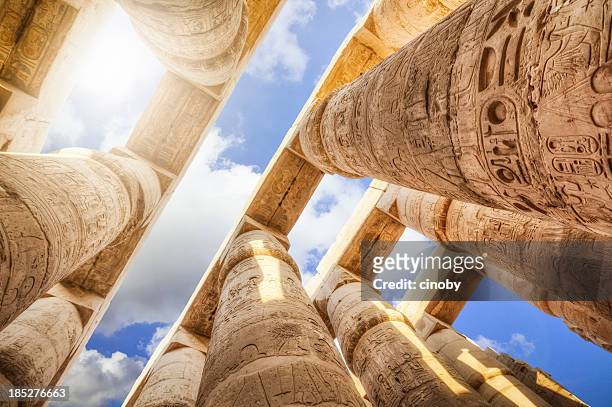 pilares de la gran sala hipóstila del templo de karnak - egypt fotografías e imágenes de stock