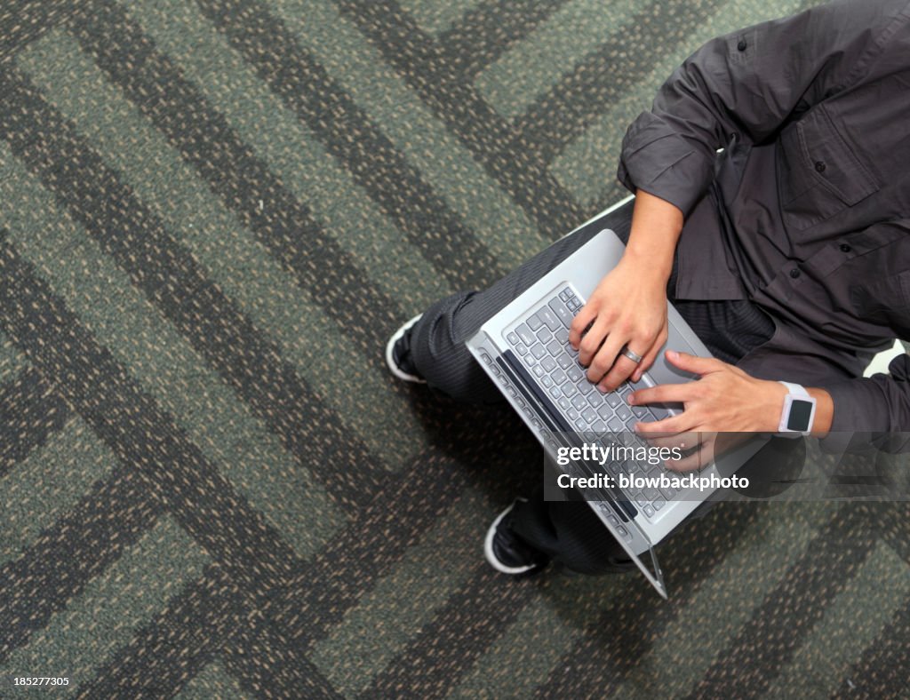 Homem com um estilo Ultrabook portátil