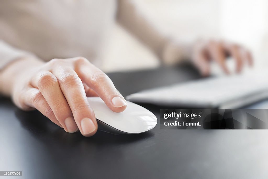 Mano con Computer Mouse