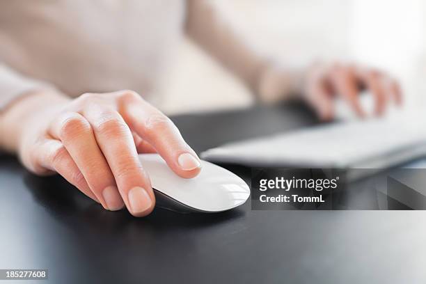 hand with computer mouse - muisaanwijzer stockfoto's en -beelden