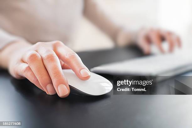 hand with computer mouse - close up computer mouse bildbanksfoton och bilder