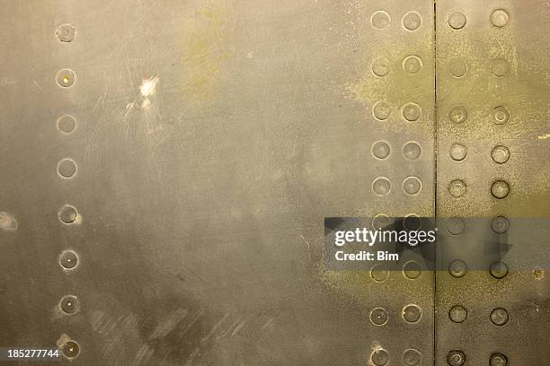 green painted militärische flugzeuge hintergrund mit nieten - nieten stock-fotos und bilder