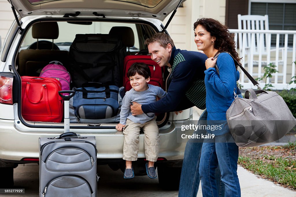 Familie gehen auf road trip