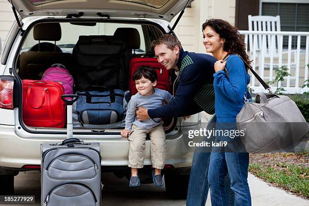 family going on road trip - holiday packing stockfoto's en -beelden