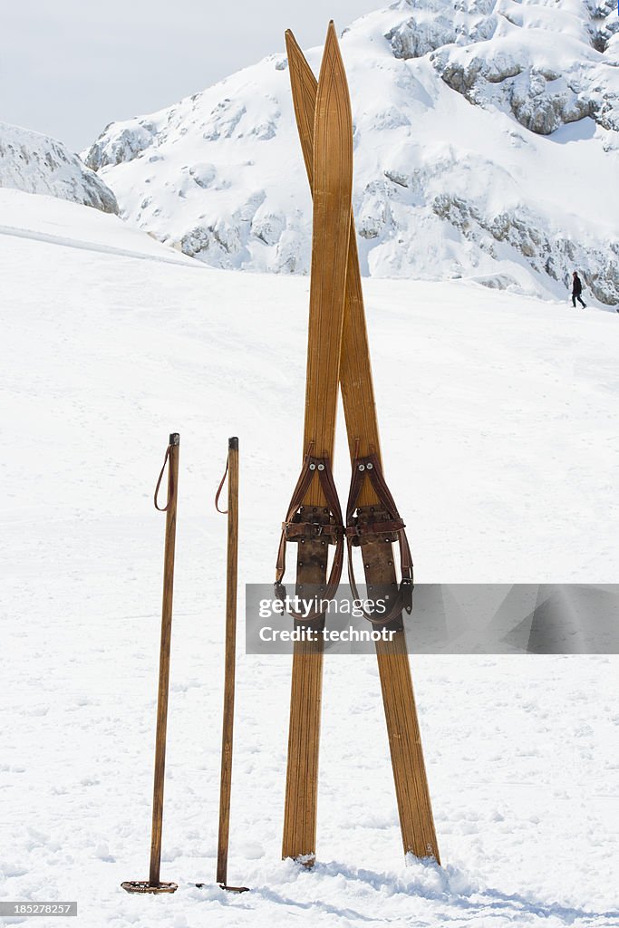 Retro-Skiausrüstung auf die Berge