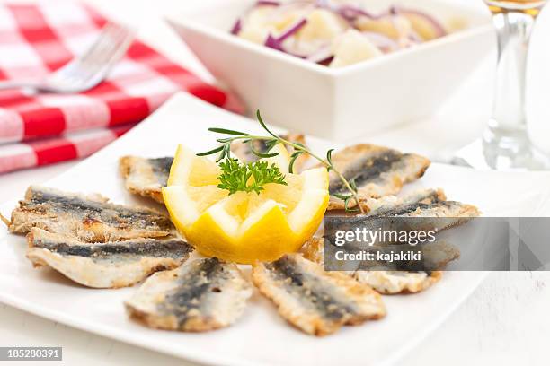 pescado frito - anchovy fotografías e imágenes de stock