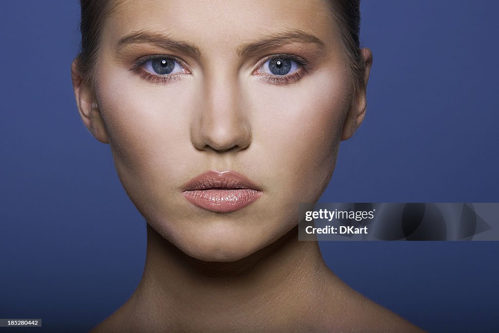 Face da Linda mulher Loira caucasiana jovem com Olhos Azuis