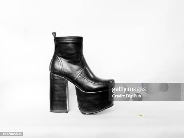 high heel platform boot on white background - schwarze schuhe stock-fotos und bilder